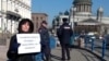 Участник пикета в Петербурге против гомофобных законов, 13 апреля 2016 г. 