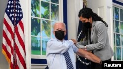 Президент США Джо Байден отримує третю дозу вакцини. Білий дім, 27 вересня 2021 року