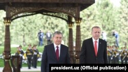 Президенты Узбекистана и Турции Шавкат Мирзияев и Реджеп Тайип Эрдоган. Ташкент, 30 апреля 2018 года.