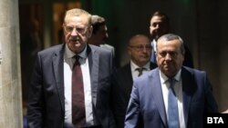 Председателят на „Демокрация, права и свободи" - ДПС Джевдет Чакъров (вляво) и Хасан Адемов, 