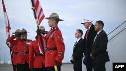 Президент США Дональд Трамп виходить з літака Air Force One після прибуття до міжнародного аеропорту Калгарі перед початком саміту G7 у Калгарі, Канада, 15 червня 2025 року.