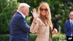 Меланія Трамп (у центрі)
