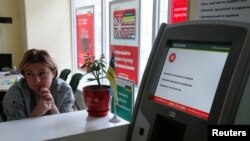 Государственный Ощадбанк продлил срок действия платежных карт внутренне перемещенных лиц.