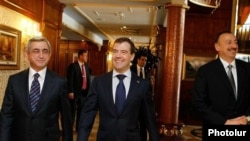 Слева направо: президенты Армении, России, и Азербайджан, Сочи, 5 марта 2011 г.