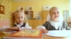 Вучаніцы беларускай клясы Тацяна Турандзіна (зьлева) і Эвэліна Самойленка 