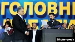 Петра Порошенка (ліворуч) на виборах готові підтримати 14% українців, Володимира Зеленського (праворуч) – 29%
