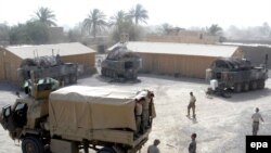Ірак - Солдати США завантажують обладнання для вивозу з військової бази в Бакуба, 30 червня 2009 р.