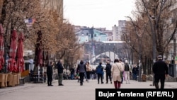 Ulica u Severnoj Mitrovici, na severu Kosova, februar 2025. 