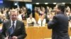Чехиянын мурдакы президенти Васлав Гавел(солдо) Европарламентте Борбордук жана Чыгыш Европадагы демократиялык өзгөрүүлөрдүн 20 жылдыгына байланыштуу доклад жасагандан кийин. 11-няоюбрь 2009