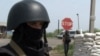 Украинские солдаты проверяют автомобили на КПП возле Славянска