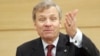 Генеральный секретарь НАТО Яап де Хооп Схеффер указывает путь участникам форума молодых лидеров, который также проходит сейчас в Риге