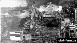 Одна з перших фотографій після вибуху на Чорнобильській АЕС. 26 квітня 1986 року