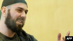 Айыпталуучу Адем Йылмыз Дюсселдорфдогу регионалдык сотто. 4-март, 2010