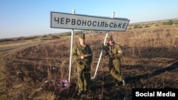 Расейскія салдаты сфатаграфаваліся каля ўкраінскай вёскі