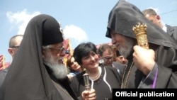 Իլյա Երկրորդը ողջունում է Գարեգին Երկրորդին հայ-վրացական սահմանին: 10-հունիսի, 2011 թ. 20.06.2011