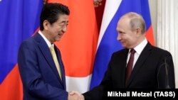 Прем’єр-міністр Японії Сіндзо Абе і президент Росії Володимир Путін на спільній прес-конференції за підсумками зустрічі в Кремлі, 22 січня 2019 року