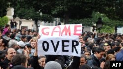 Tunisde halkyň ýaşaýyş ýagdaýynyň ýaramazlygy sebäpli geçen dört hepdäniň dowamynda bolan protestler ýurdy garym-gatym etdi.