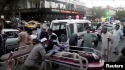 Авганистан: Луѓе носат повредено лице во болница по нападите кај аеродромот во Кабул. 26.08.2021.