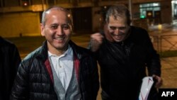 Kazakh opposition figure and oligarch Mukhtar Ablyazov (left), flanked by his lawyers, reacts as he leaves the Fleury-Merogis jail after being released, near Paris, in December 2016.
