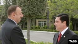 Azerbeýjanyň prezidenti Ylham Aliýew (çepde) we Türkmenistanyň prezidenti Gurbanguly Berdimuhamedow Bakuwda duşuşyk wagtynda, 19-njy Maý, 2008 ý. 
