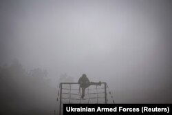 Рекрут 24-ї ОМБр долає смугу перешкод в жовтні 2024-го року