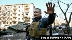 Кличко на місті обстрілу російськими військами житлових будинків у Києві, ілюстраційне фото