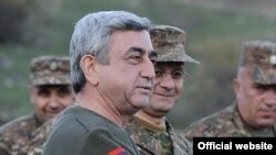 Президент Армении Серж Саргсян присутствует на военных учениях Армии обороны Нагорного Карабаха. 12 ноября 2010 г.