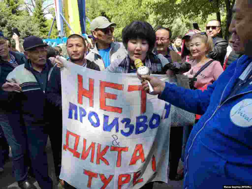 Протестующие с плакатом &laquo;Нет произволу диктатуры!&raquo;. Алматы, 1 мая 2019 года.