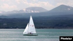 Առագաստանավ Սևանում, արխիվ