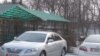 Жогорку Кеңештин гаражындагы Toyota Camry унаалары.