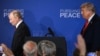 Președintele SUA, Donald Trump (dreapta), și președintele rus, Vladimir Putin, pleacă de pe podium după summitul din Alaska, pe 15 august.