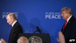 Претседателот на САД, Доналд Трамп и претседателот на Русија, Владимир Путин, си заминуваат по давањето изјави по самитот во Алјаска на 15 август.