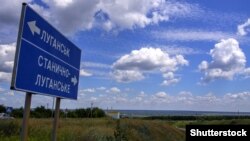 Усі дільниці у селищі, розташованому впритул до контрольного пункту в'їзду-виїзду, відкрилися вчасно