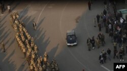 Müsüriň harbylary Kairiň Tahrir meýdançasynda, 13-nji fewral.