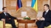 Президент України Віктор Янукович його російський колега Дмитро Медведєв під час зустрічі у Харкові, 21 квітня 2010 року