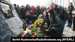 Сквер пам’яті жертв авіакатастрофи літака «МАУ» рейсу PS752, що був збитий поблизу Тегерану. Аеропорт «Бориспіль», 17 лютого 2020 року