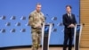 Secretarul general al NATO, Mark Rutte (d), și comandantul suprem al Forțelor Aliate din Europa (SACEUR), generalul Alexus G. Grynkewich (s), într-o conferință de presă comună despre încălcarea spațiului aerian polonez de către dronele rusești, Bruxelles, 12 septembrie 2025.