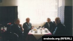 Ірына Быкава, Івонка Сурвіла, Васіль Быкаў і Сяргей Навумчык, 23 сакавіка 2003 г., Прага