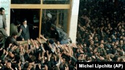 ხომეინი მიმართავს ხალხს თავის შვილთან, აჰმადთან ერთად. 4 თებერვალი, 1979.