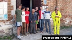Каманда Алеся Пушкіна ў першы дзень рэстаўрацыйных працаў у Сынкавіцкай царкве
