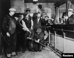 Агенты ФБР уничтожают подпольный бар. Нью-Джерси, 1931 год