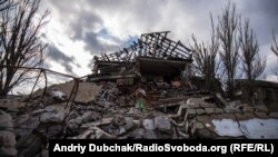 Зруйнована школа у центрі села