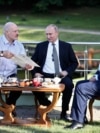 Лидер Беларуси Александр Лукашенко (слева) и президент Таджикистана Эмомали Рахмон (справа) стоят у руля власти 34 года, президент России Владимир Путин — 25 лет
