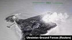 На цьому зображенні, що було оприлюднене ЗСУ 8 травня 2022 року, зафіксовано момент знищення гвинтокрила на остові Зміїний