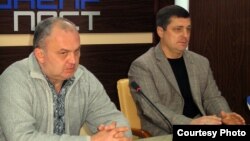 Редактор газети «Місто Нікополь» Віктор Артеменко та журналіст Руслан Соловйов (праворуч)