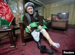 Главы афганского вилаята Джаузджана Ахмад Эсши показывает ногу, на которой, по его словам, остались следы побоев. Кабул, 13 декабря 2016 года.