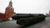 Руската пускова установка за междуконтинентални балистични ракети "Топол М" по време на военния парад по случай Деня на победата на Червения площад в Москва, 9 май 2017 г.