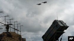 Cистема протиповітряної оборони Patriot на землі й літаки F-16 у небі, фото ілюстративне