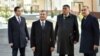 Президент Узбекистана Шавкат Мирзияев с градоначальником Ташкента Джахонгиром Артыкходжаевым и заместителем председателя Государственного комитета по архитектуре и строительству Козимом Тулягановым во время осмотра домов в Сергелийском районе столицы, 21 декабря 2018 года. 