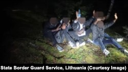 Одна з груп мігрантів, затриманих на кордоні Білорусі з Литвою